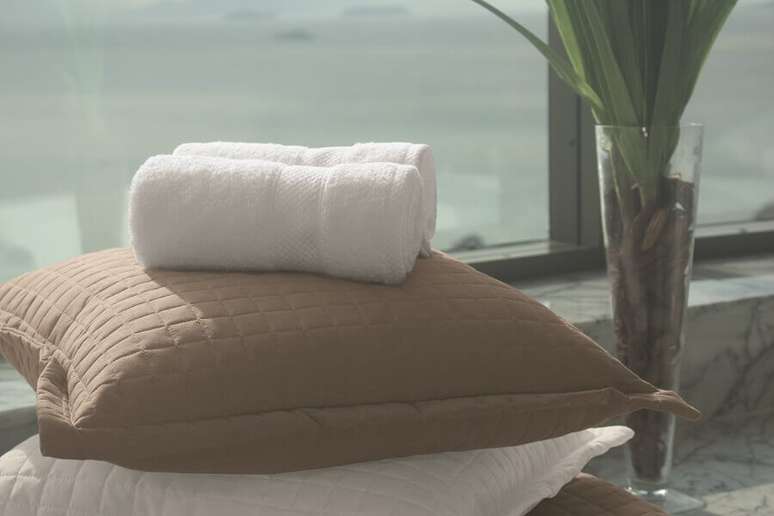 6. Invista em toalhas limpas e macias para o seu quarto de hotel – Foto: Teka