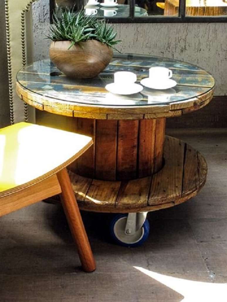 39 – Traga versatilidade para a decoração incluindo uma mesa de carretel com vidro e rodinhas. Fonte:Pinterest