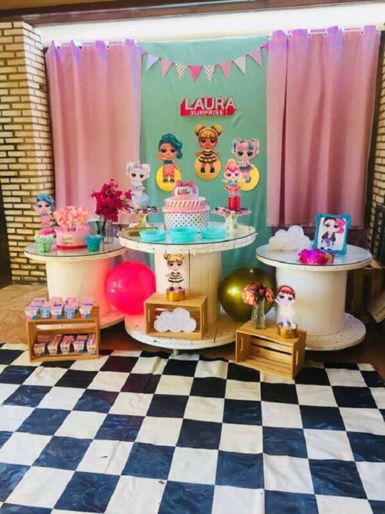 40 &ndash; Utilize v&aacute;rias mesas de carret&eacute;is para compor a decora&ccedil;&atilde;o da festa de anivers&aacute;rio. Fonte: Imagens e Moldes