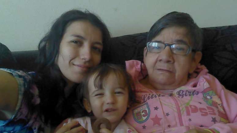 Gláucia, a filha Emily e Cotinha: Família acolheu a idosa após hospital onde ela morava ter fechado as portas