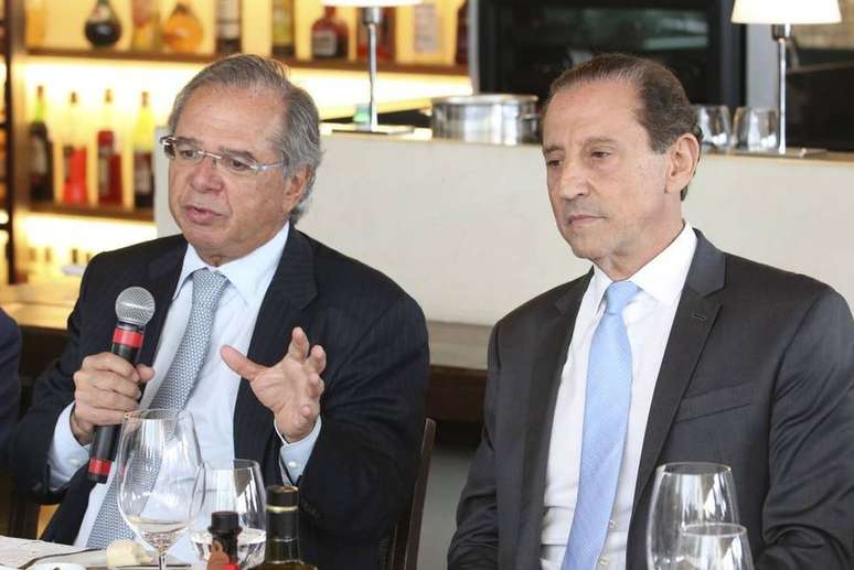 O ministro da Economia, Paulo Guedes (E), e o presidente da Fiesp, Paulo Skaf.