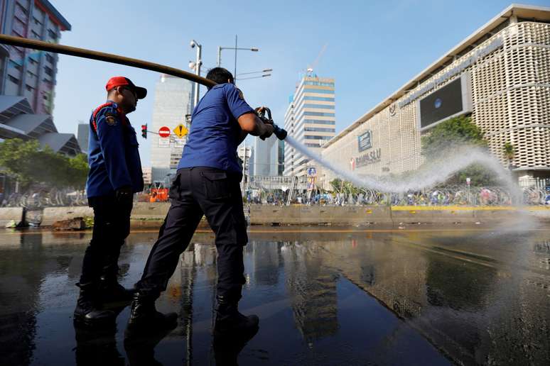 Bombeiros limpam rua após noite de protestos em Jacarta
23/05/2019
REUTERS/Willy Kurniawan