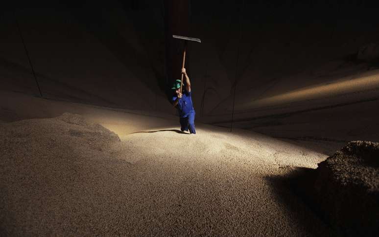 Homem trabalha com estoque de milho em Sorriso (MT) 
27/09/2012
REUTERS/Nacho Doce