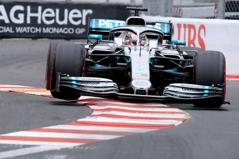 Lewis Hamilton dirige Mercedes durante sessão de treinos em Mônaco
23/05/2019 REUTERS/Gonzalo Fuentes