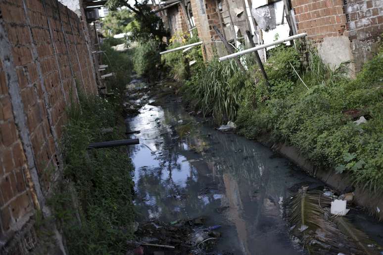 Canos de esgoto e de água em canal no Recife
01/03/2016 REUTERS/Ueslei Marcelino 