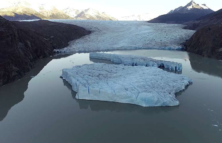 Dois novos icebergs s&atilde;o vistos ap&oacute;s se soltarem da Geleira Cinza, na Patag&ocirc;nia chilena
09/03/2019 Ricardo Jana/Cortesia do Instituto Ant&aacute;rtico Chileno (INACH)/Divulga&ccedil;&atilde;o via REUTERS