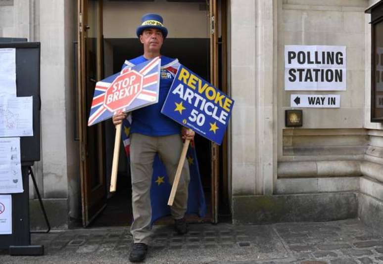 Ativista contra o Brexit deixa colégio eleitoral em Londres, no Reino Unido