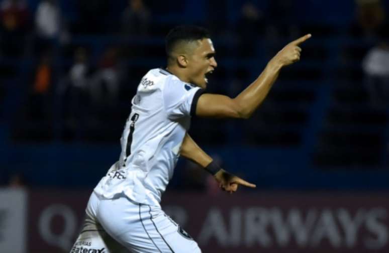 Erik decidiu a partida a favor do Botafogo (Foto: AFP)