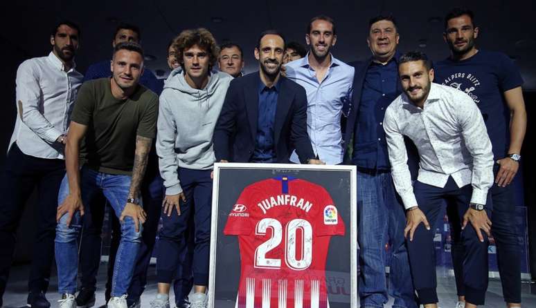 Ao lado de Griezmann e Godín, Juanfran se despediu do Atletico de Madrid nesta quinta-feira (Divulgação)