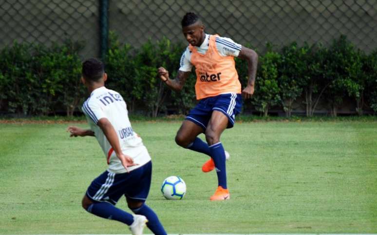 Arboleda treinou em campo com os companheiros e pode retornar no clássico (Foto: Érico Leonan/saopaulofc.net)