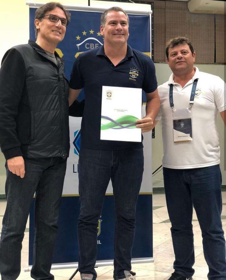 Julio Sérgio com o diploma da CBF (Foto: Divulgação)