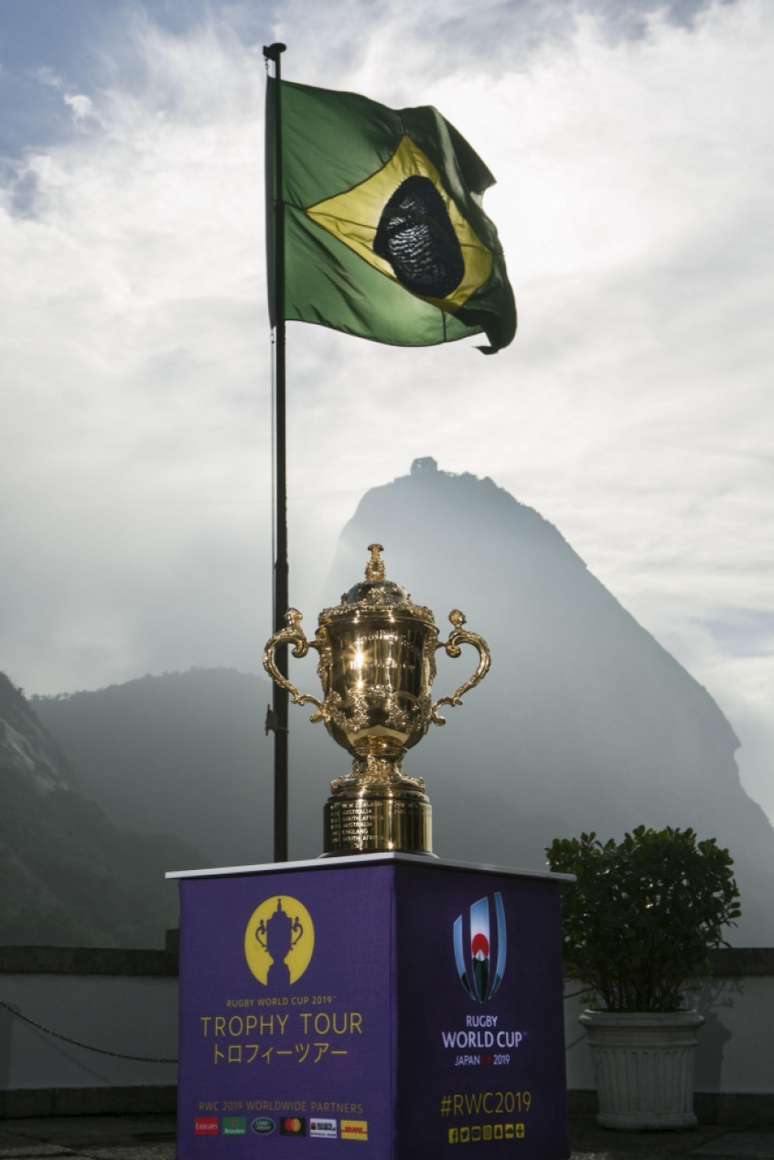 O troféu da Copa do Mundo de rúgbi chegou ao Rio de Janeiro (Foto: Bruna Prado/ World Rugby via Getty Images)