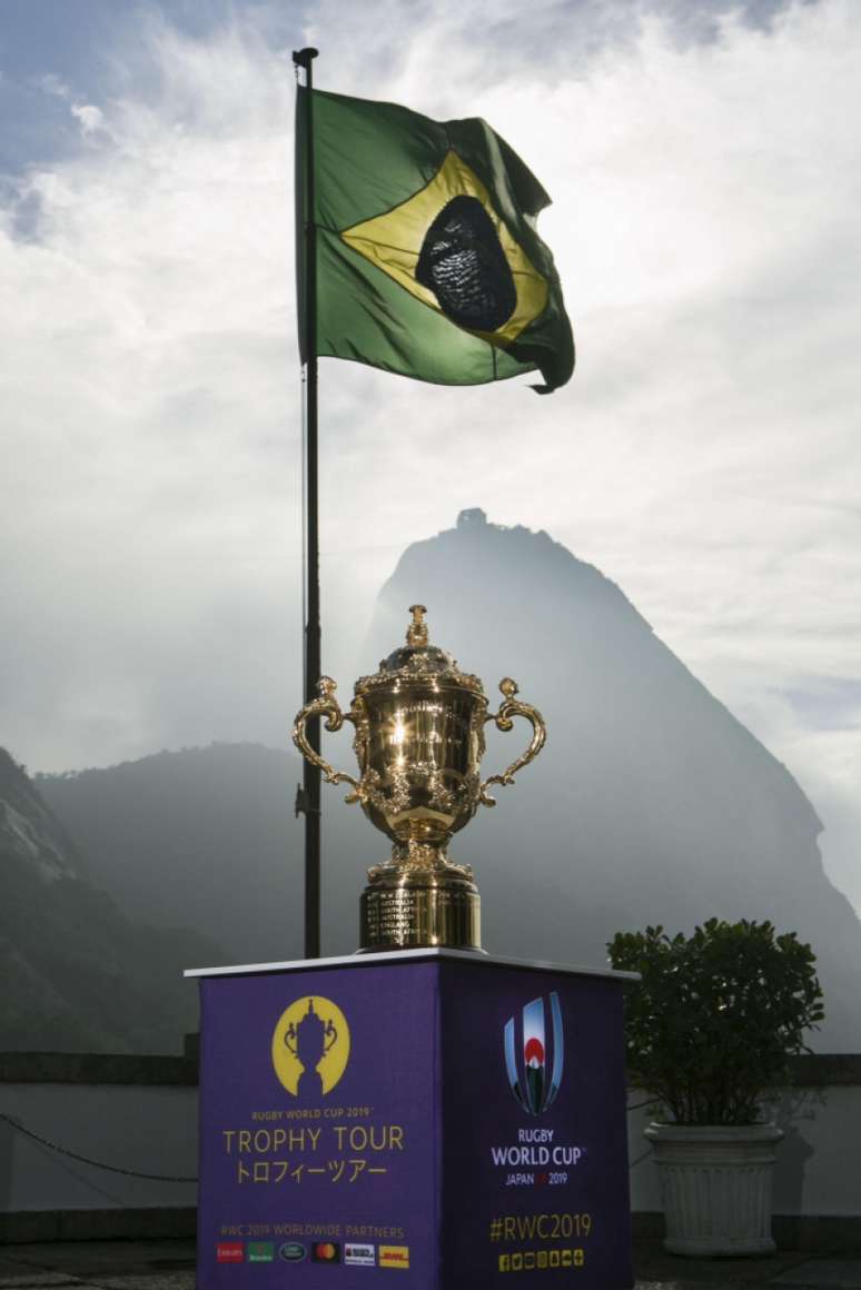 Troféu da Copa do Mundo de rúgbi visita o Pão de Açúcar e Copacabana