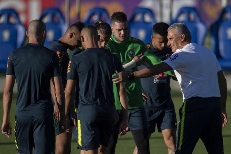 Tite orienta os jogadores na Granja Comary (Foto: AFP)