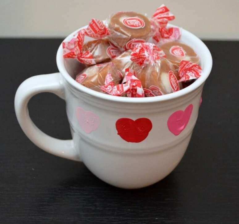 23 – Adicione chocolates dentro da caneca para o dia dos namorados. Fonte: Dicas de Mulher