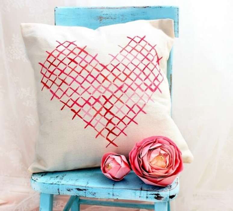 24 – Almofada de tecido com desenho de coração para o dia dos namorados. Fonte: A. Craft