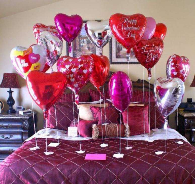 18 – Complemente a decoração de dia dos namorados com balões na cama. Fonte: Pinterest