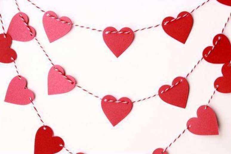 15 – Cortina de pano em formato de corações para a decoração dia dos namorados. Fonte: Pinterest