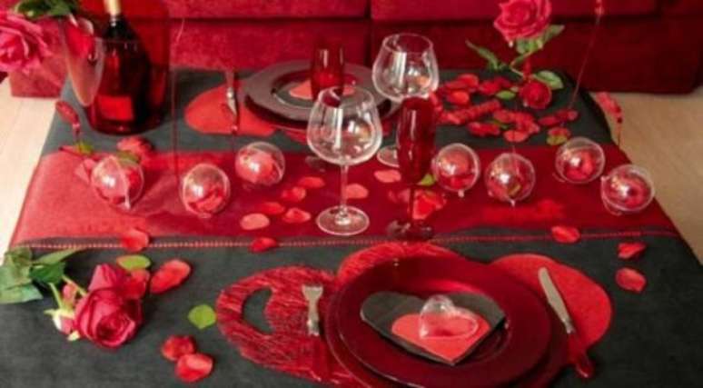 21 – Mesa de jantar especial na decoração de dia dos namorados. Fonte: Pinterest