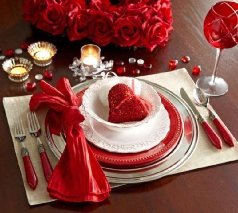 19 – Prepare uma mesa de jantar especial para o dia dos namorados. Fonte: Pinterest