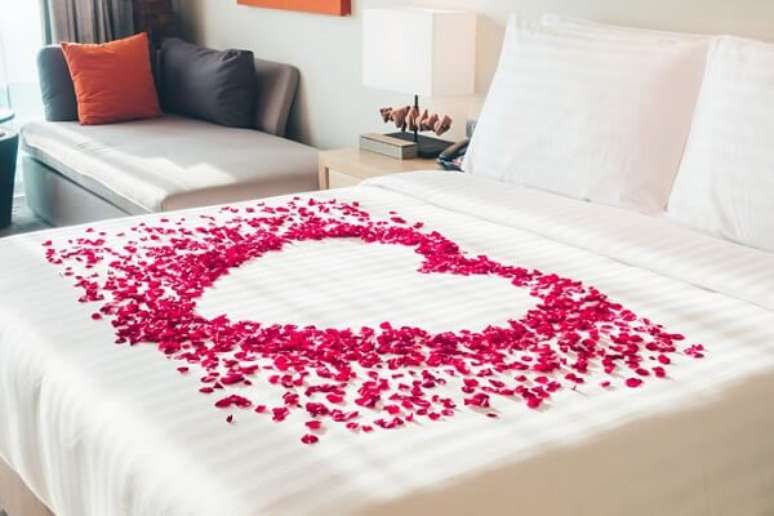 38 – Para o dia dos namorados decore a cama com pétalas de rosas. Fonte: Blog Esposas Online