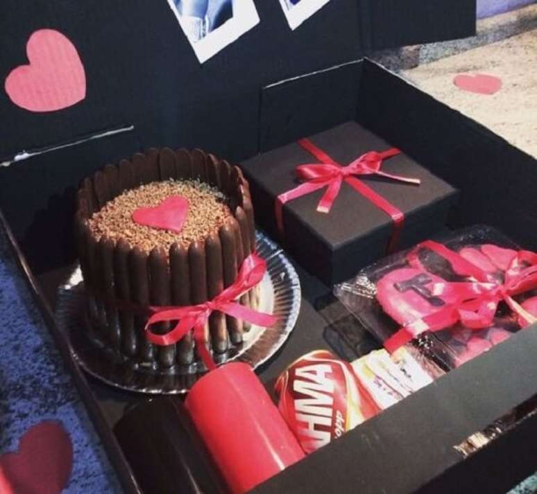 39 – Decore uma caixa com bolo, doces e presentes para o dia dos namorados. Fonte: Beleza Feminina