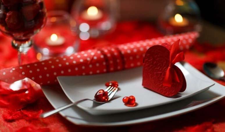 43 – Mesa de jantar decorada em tons de vermelho e branco para o dia dos namorados. Fonte: Alto Astral