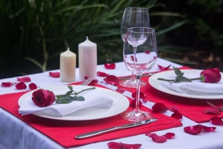 45 – Mesa de jantar romântica para o dia dos namorados. Fonte: Casa de Valentina