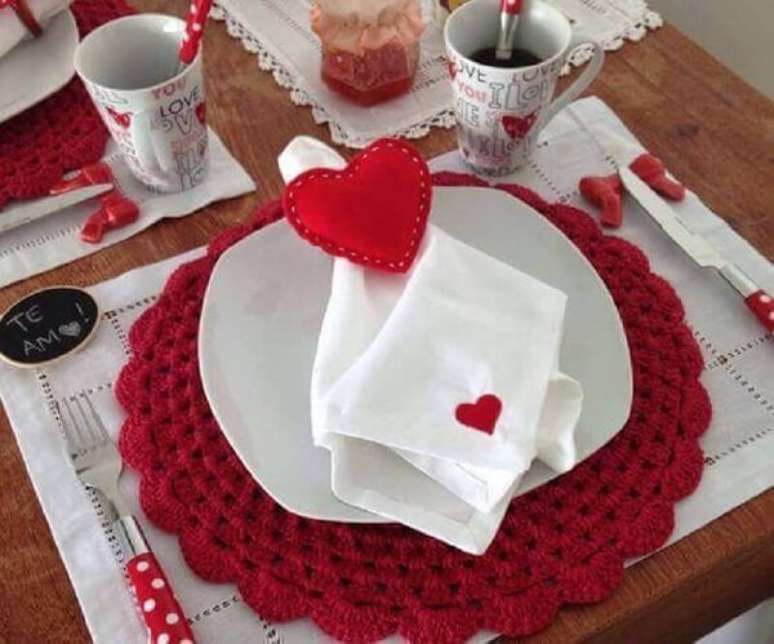 8 – Mesa de jantar com sousplat de crochê para decoração de dia dos namorados. Fonte: Pinterest