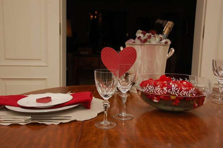 47 – Mesa de jantar decorada para o dia dos namorados. Fonte: Ana Maria Braga