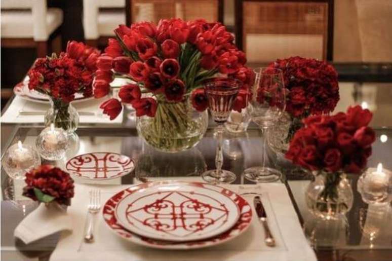 51 – Prepare uma mesa de jantar especial com flores para o dia dos namorados. Fonte: Pinterest