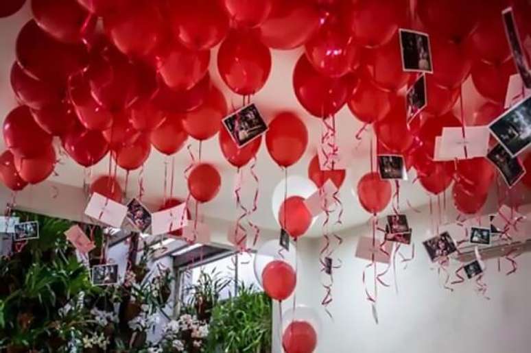 53 – Utilize balões e fotos do seu amor na decoração de dia dos namorados. Fonte: Pinterest