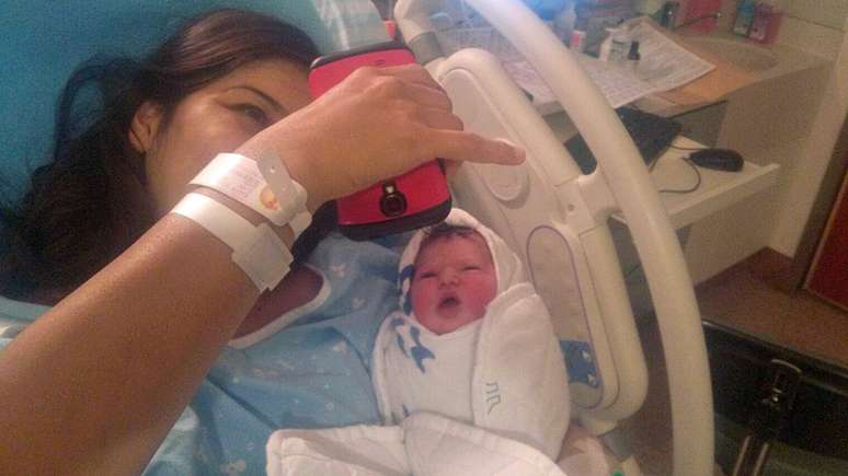 "Ela era exatamente como eu sonhava", diz Liat sobre a filha rec&eacute;m-nascida. "Era increditavelmente linda"
