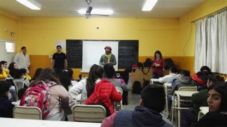 Sarasola e seus colegas visitaram escolas em locai remotos para exibir o document&aacute;rio 'A &Aacute;guia que Chora'