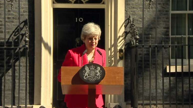 Theresa May se emocionou ao anunciar sua saída do cargo