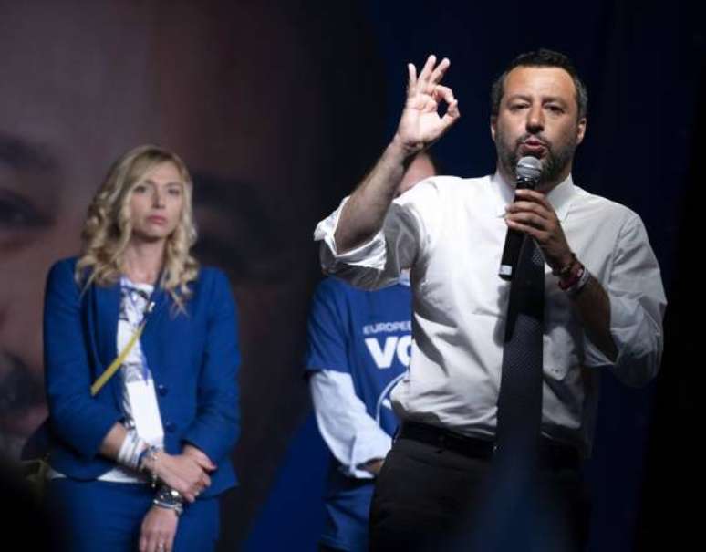 Matteo Salvini participa de comício em Castel San Giovanni, em Milão