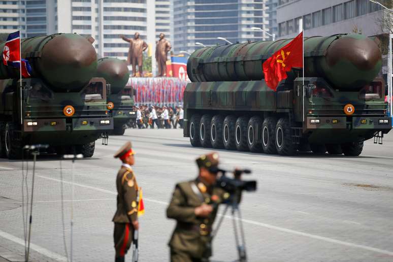 M&iacute;sseis bal&iacute;sticos intercontinentais s&atilde;o exibidos durante desfile militar na Coreia do Norte
15/04/2017 REUTERS/Damir Sagolj