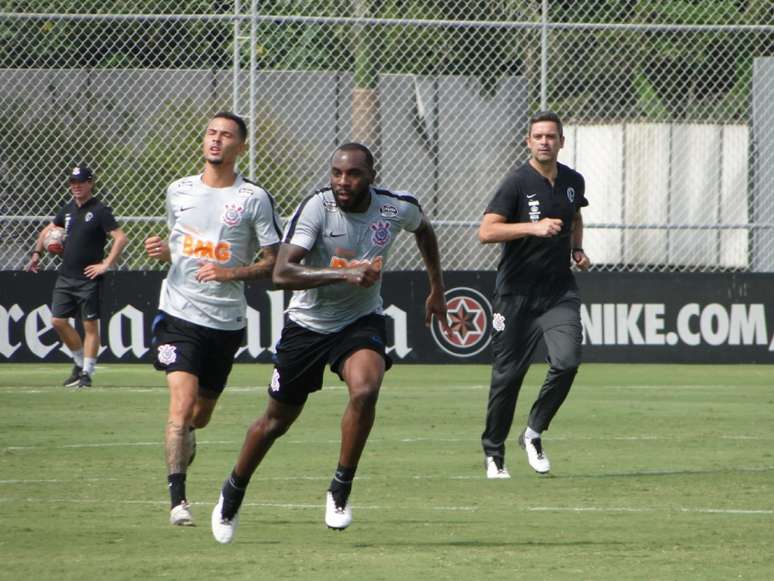 O zagueiro Manoel treinou normalmente nesta sexta feira e vai para o jogo contra o São Paulo, domingo, na arena (Foto: Ana Canhedo/Lancepress!)