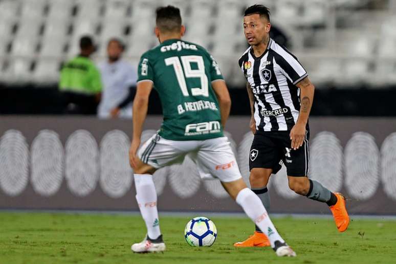 Equipes se enfrentam no Mané Garrincha (Foto: Vítor Silva/SSPress/Botafogo)