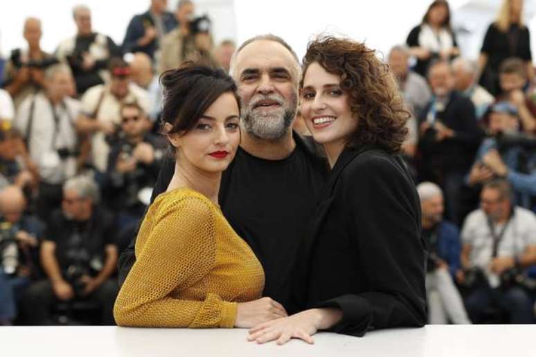 Júlia Stockler, Karim Aïnouz e Carol Duarte no Festival de Cannes