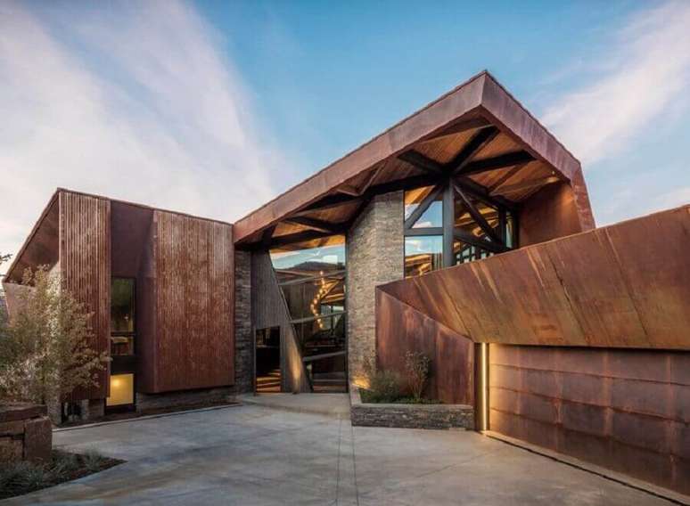 11. Facha&ccedil;a moderna com chapa de a&ccedil;o corten &ndash; Foto: Designboom