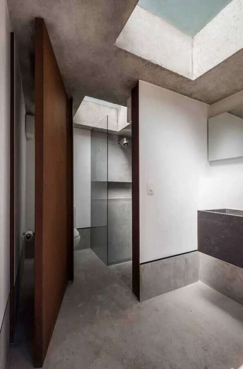 12. Que tal levar um toque aconchegante ao banheiro usando uma porta em a&ccedil;o corten? &ndash; Foto: Pinterest