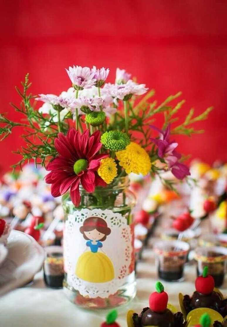 16. Invista em pequenos arranjos de flores para decorar as mesas dos convidados na festa Branca de Neve – Foto: Recriar Artesanato