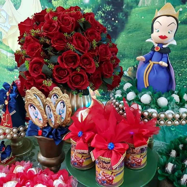 17. Arranjos de rosas vermelhas ficam lindas na composição da mesa de festa da Branca de Neve – Foto: Reino das Festas