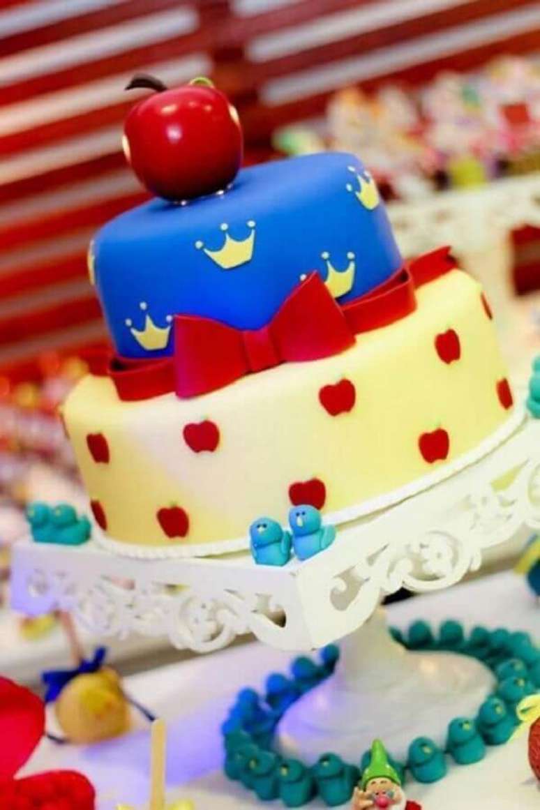 18. Invista em bolos decorados nas cores amarela, vermelha e azul para a composição da mesa de festa infantil Branca de Neve – Foto: Papo Glamour