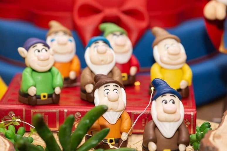 23. Invista em bonequinhos dos sete anões que mostre a personalidade deles para compor a decoração de festa infantil Branca de Neve – Foto: Cida Miyasaki