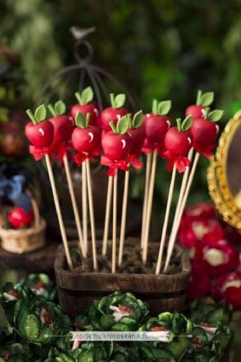 25. Docinhos personalizados em formato de maçãs são perfeitos para a decoração festa Branca de Neve – Foto: Todo Bonito