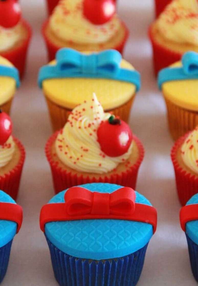 27. Cupcake decorado para festa Branca de Neve simples – Foto: Pinterest