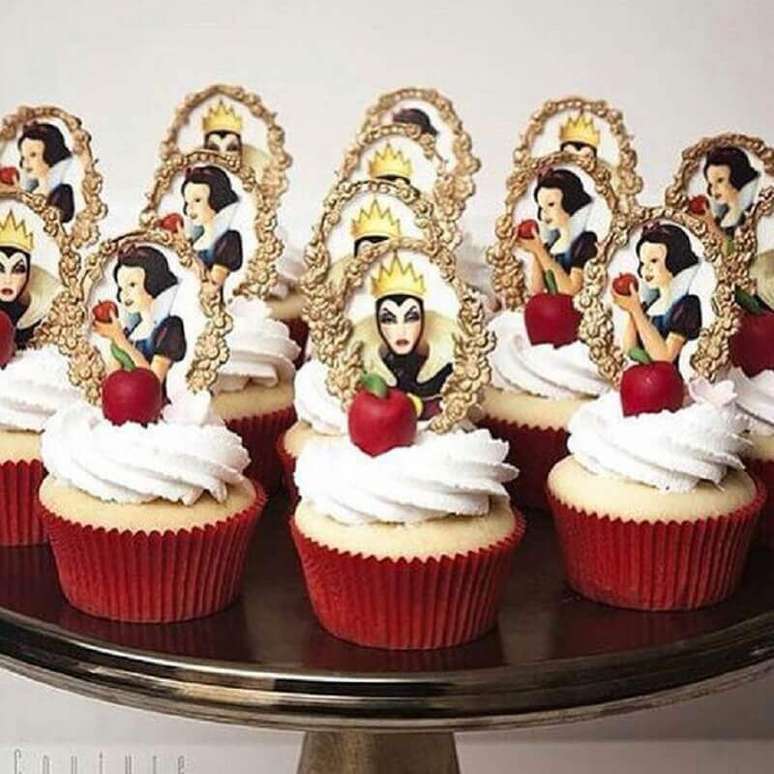 28. Invista em cupcakes personalizados na sua festa Branca de Neve – Foto: Pinosy