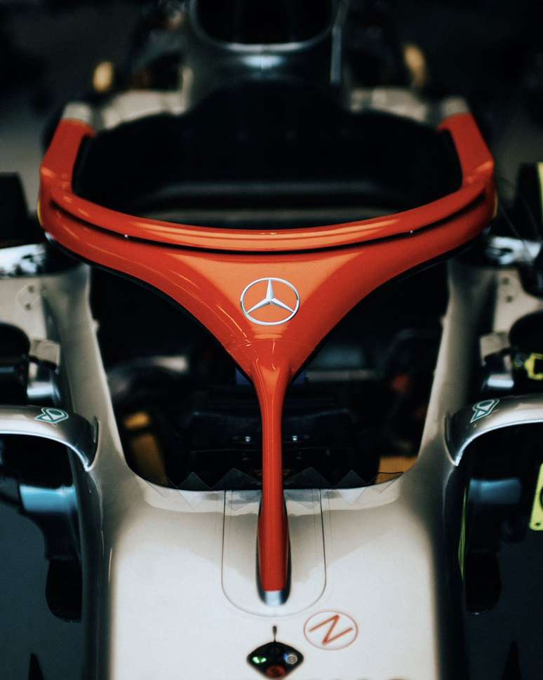 Mercedes pinta halo de vermelho para homenagear Niki Lauda